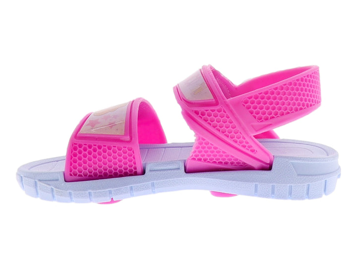 Sandalia infantil color fucsia y azul cielo con correas ajustables y diseño decorativo.