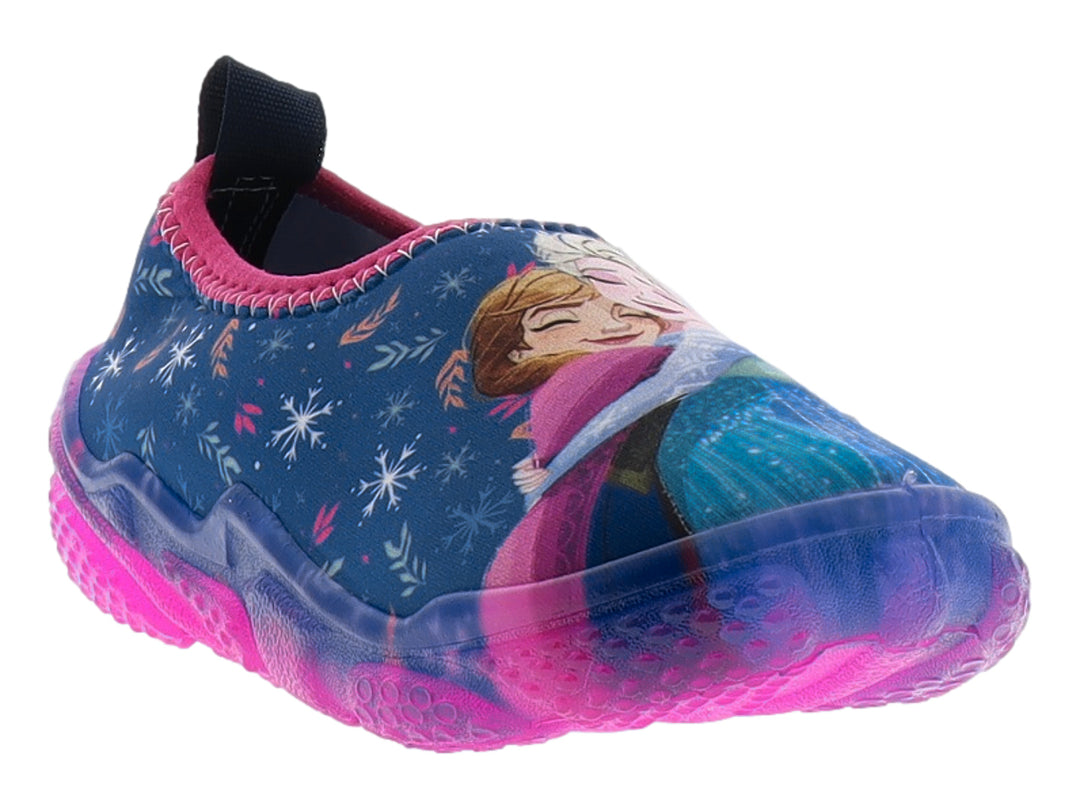 Zapato infantil azul y rosa con estampado de personajes de Frozen y suela translúcida rosa.