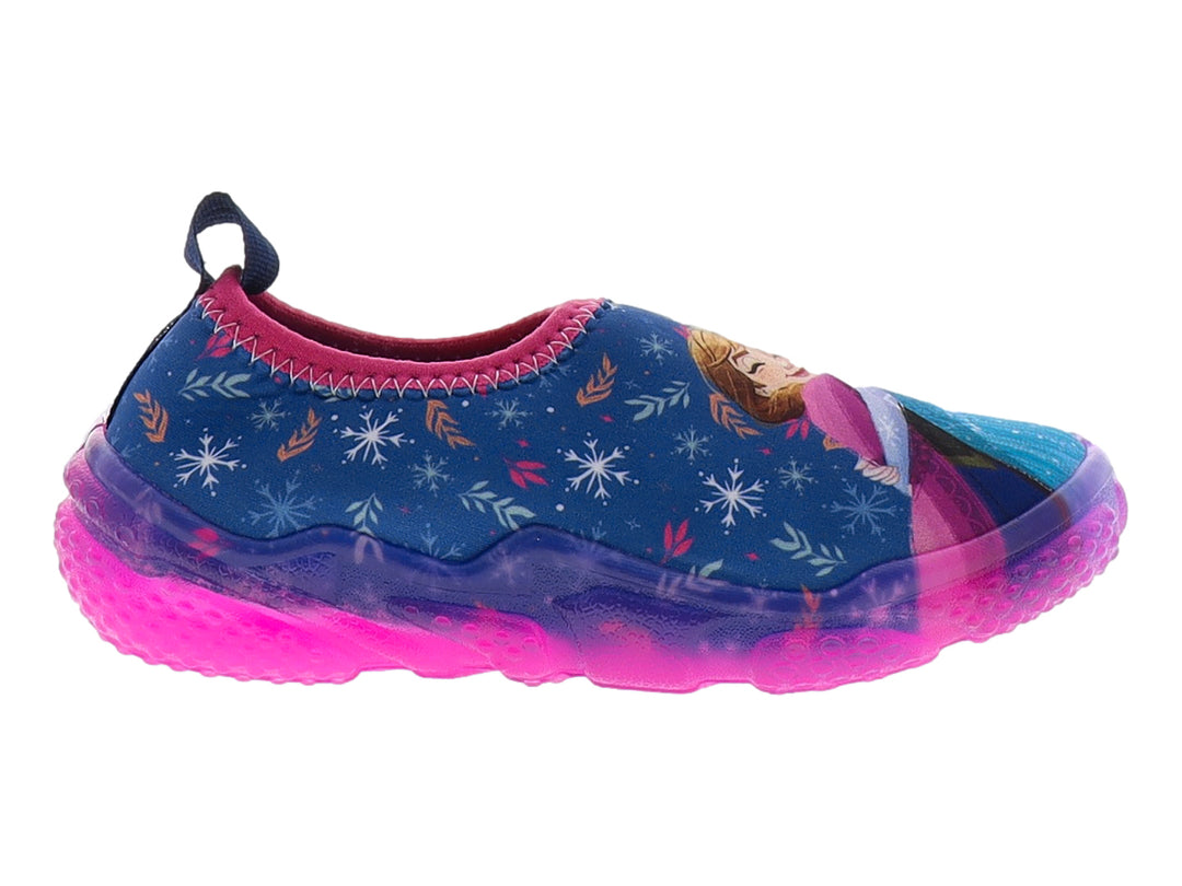 Zapato infantil azul y rosa con estampado de personajes de Frozen y suela translúcida rosa.