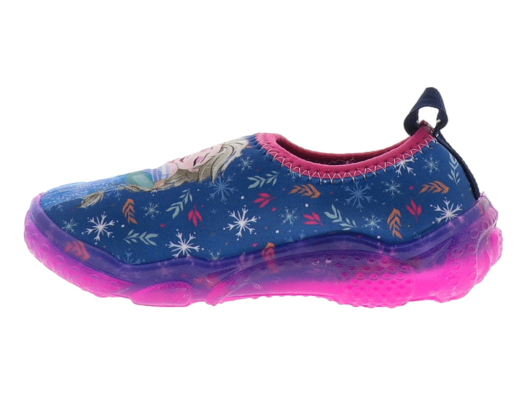 Zapato infantil azul y rosa con estampado de personajes de Frozen y suela translúcida rosa.
