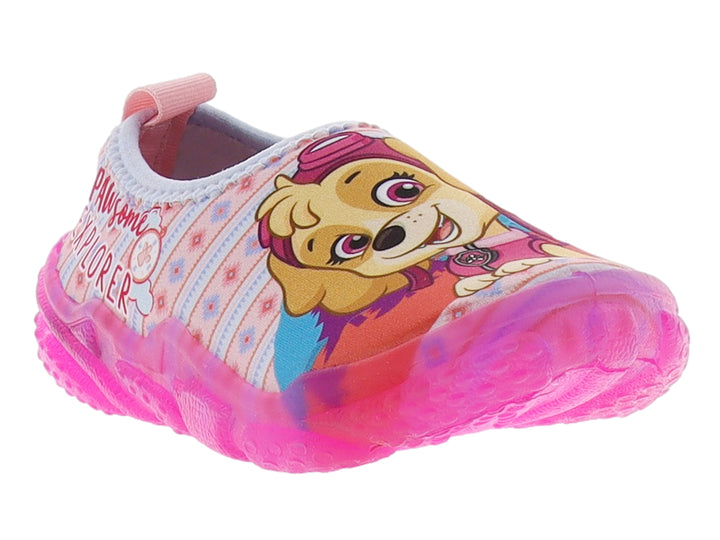 Zapato infantil color rosa con estampado de personaje animado y suela translúcida brillante.