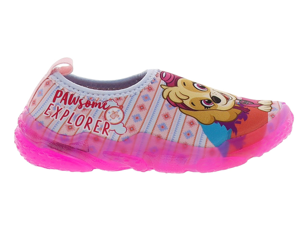 Zapato infantil color rosa con estampado de personaje animado y suela translúcida brillante.