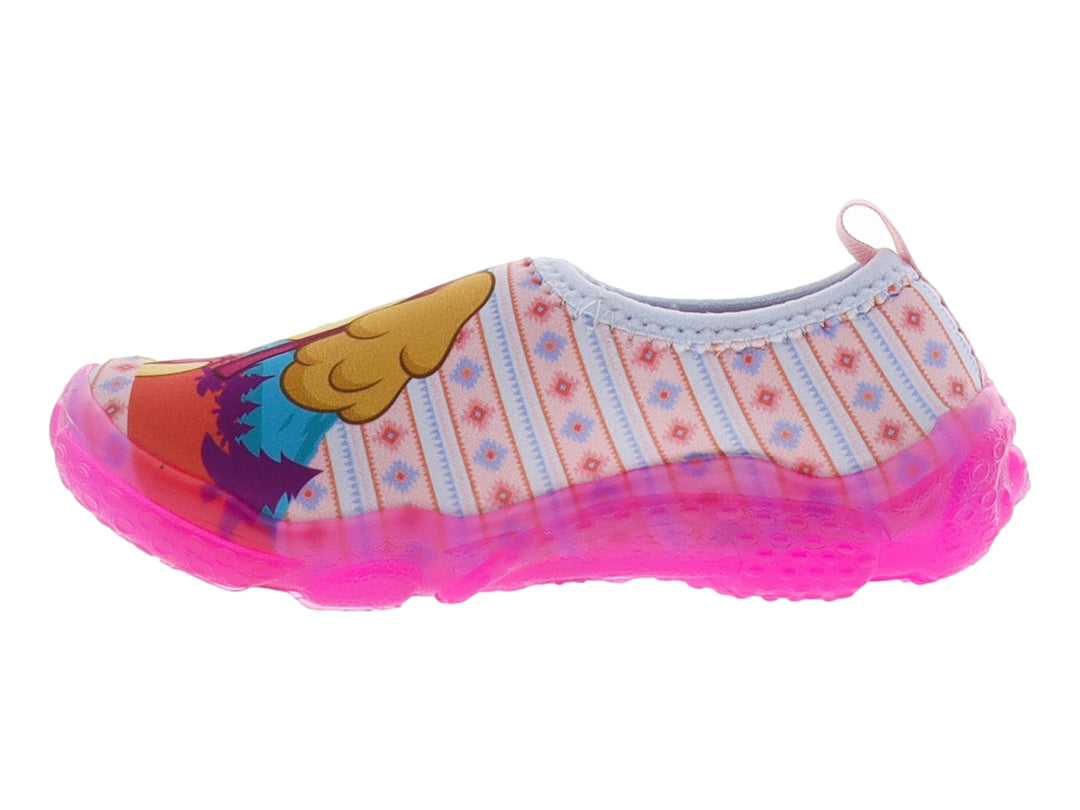 Zapato infantil color rosa con estampado de personaje animado y suela translúcida brillante.