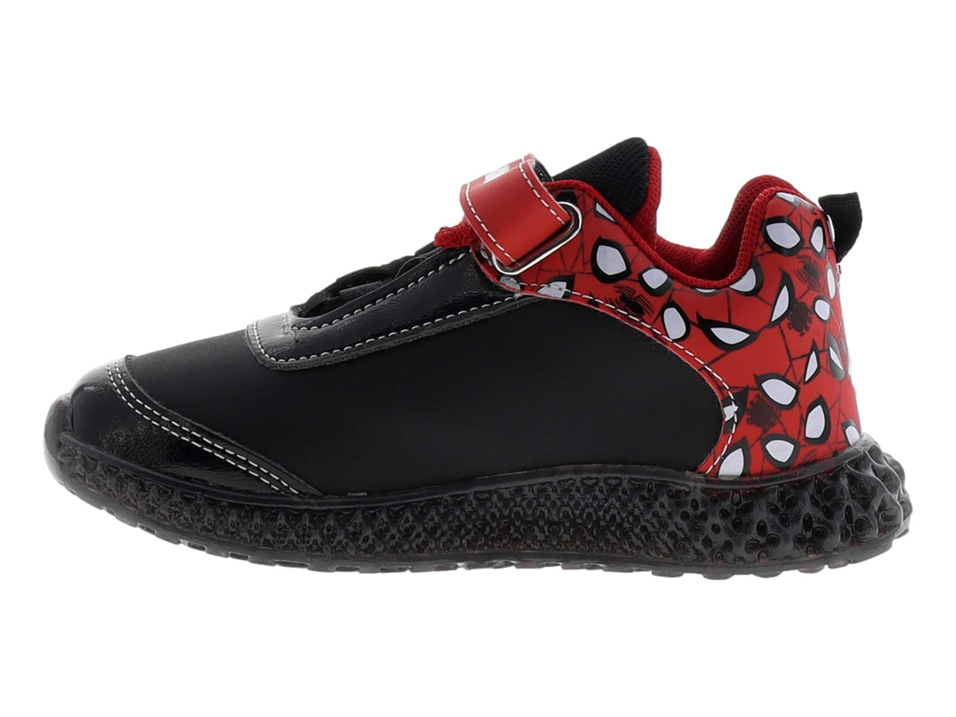 Tenis deportivos infantiles color negro con gráfico de Spider-Man y correa roja de velcro.