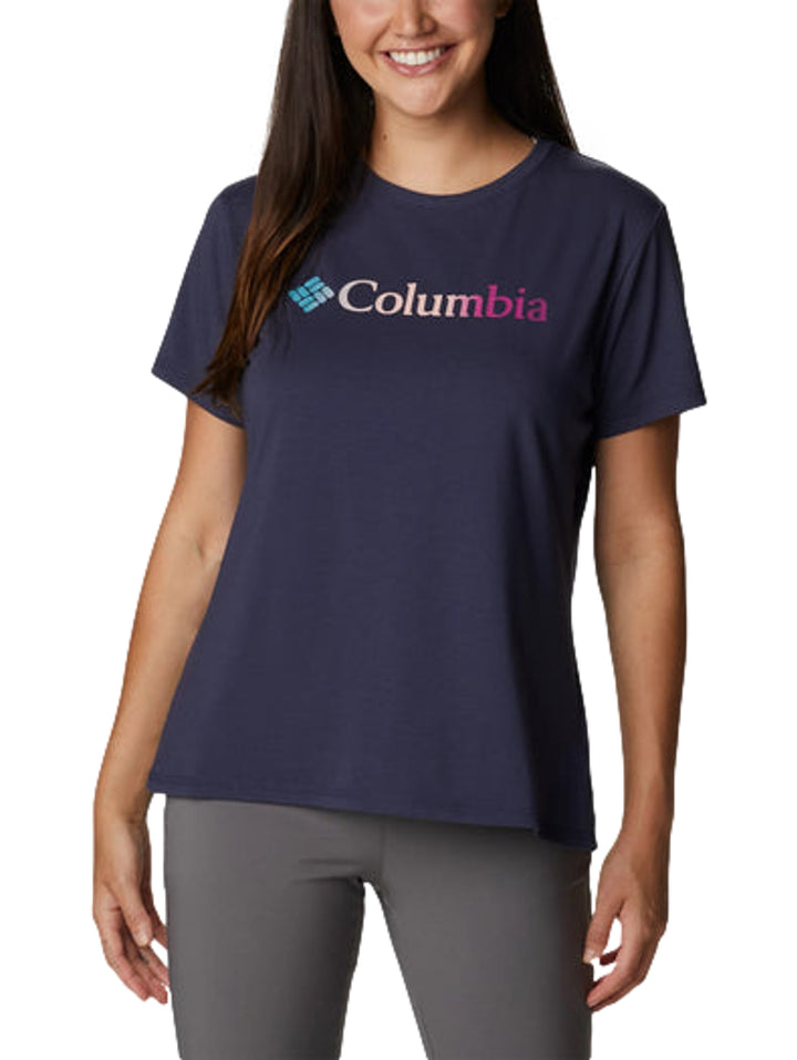 Camiseta deportiva Columbia de color azul marino con logotipo en el pecho, modelo mujer.