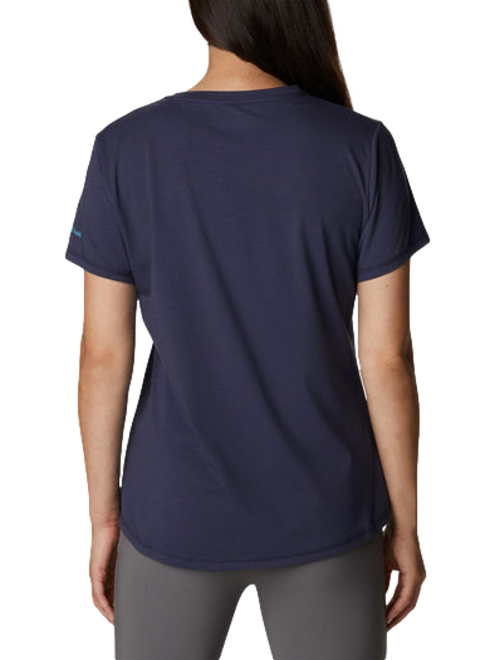 Camiseta deportiva Columbia de color azul marino con logotipo en el pecho, modelo mujer.