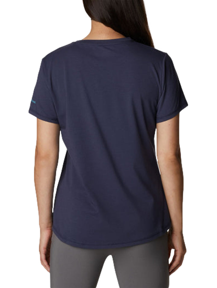 Camiseta deportiva Columbia de color azul marino con logotipo en el pecho, modelo mujer.