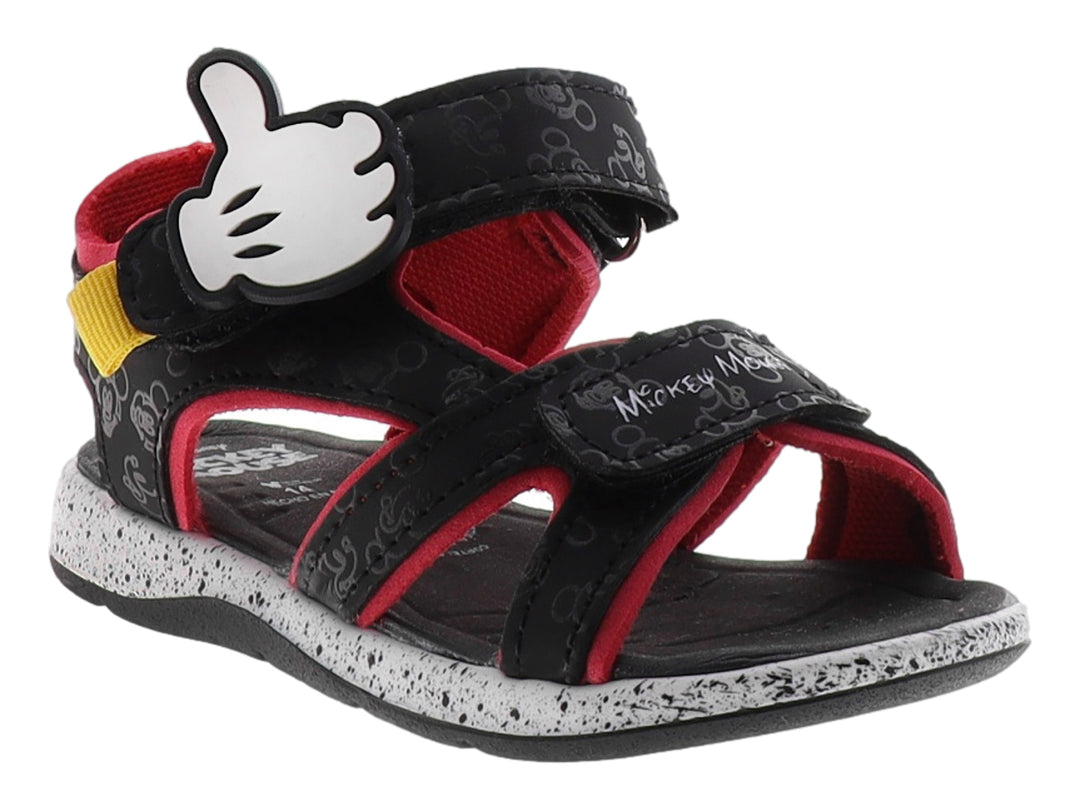 Sandalias negras y rojas para niño con detalle de la mano de Mickey Mouse y cierre de velcro.