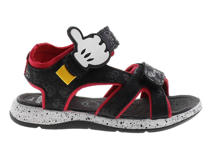 Sandalias negras y rojas para niño con detalle de la mano de Mickey Mouse y cierre de velcro.