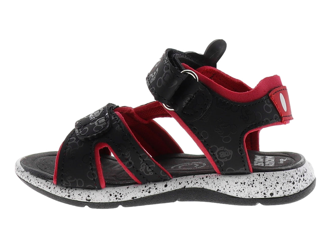 Sandalias negras y rojas para niño con detalle de la mano de Mickey Mouse y cierre de velcro.