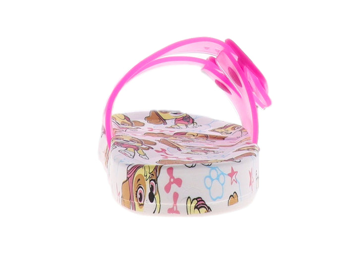 Sandalias rosas con estampado de perro en la suela y correas con hebillas.
