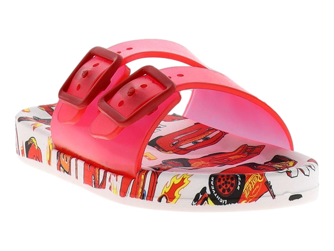 Sandalias infantiles rojas con dos correas y hebillas, con estampado de autos en la plantilla.