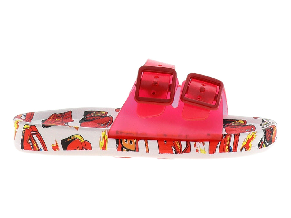 Sandalias infantiles rojas con dos correas y hebillas, con estampado de autos en la plantilla.