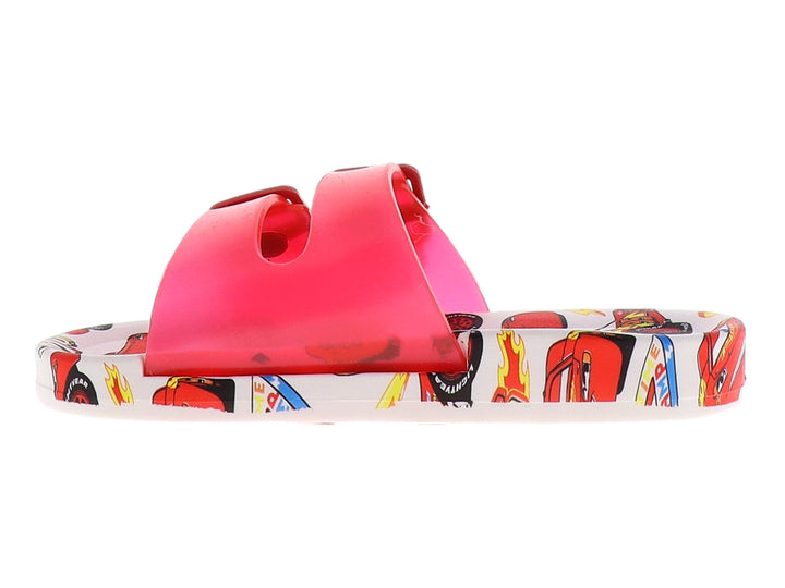 Sandalias infantiles rojas con dos correas y hebillas, con estampado de autos en la plantilla.