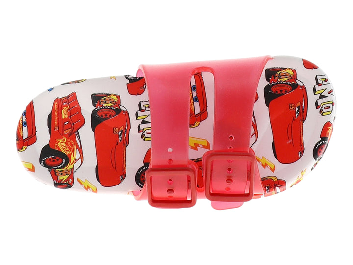 Sandalias infantiles rojas con dos correas y hebillas, con estampado de autos en la plantilla.