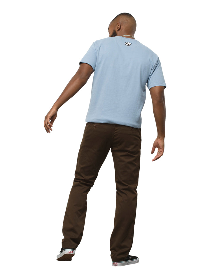 Hombre vistiendo pantalones chino color marrón Demitasse de la marca VANS.