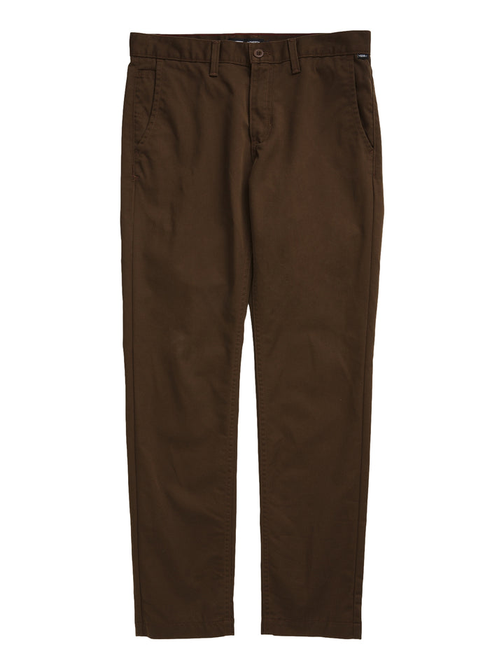 Hombre vistiendo pantalones chino color marrón Demitasse de la marca VANS.