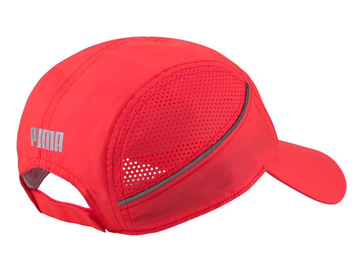 Gorra deportiva PUMA de color rojo Sunblaze con visera y detalles en gris.