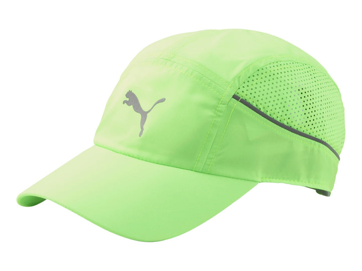 Gorra deportiva PUMA color verde neón con visera y paneles laterales transpirables.