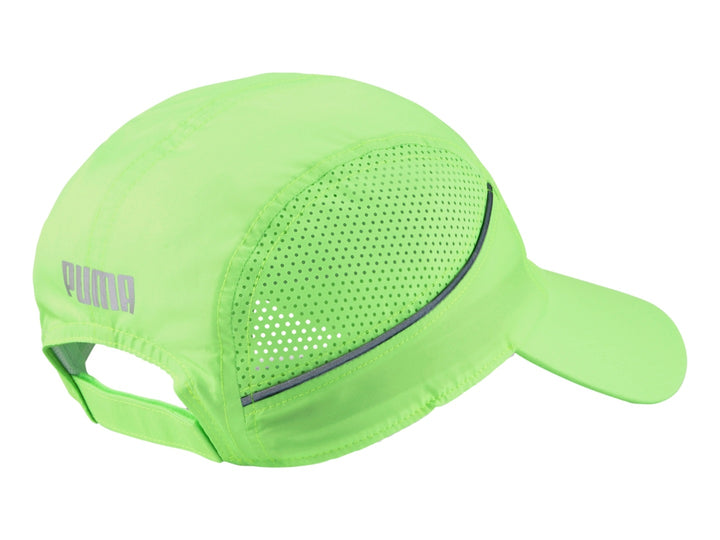 Gorra deportiva PUMA color verde neón con visera y paneles laterales transpirables.
