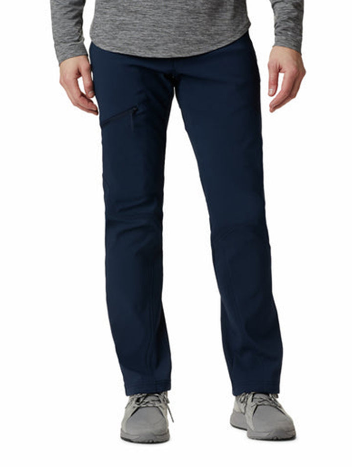 Hombre vistiendo pantalón de senderismo Columbia en color azul marino con calzado gris.