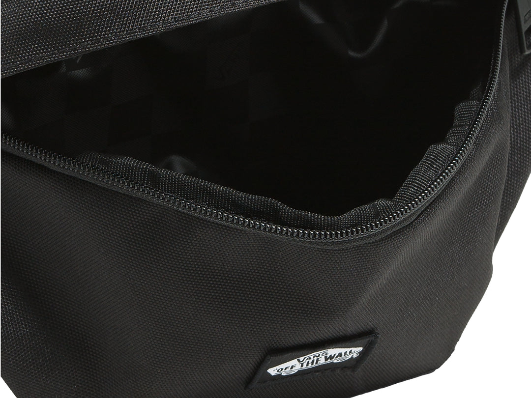 Riñonera Vans color negro con correa ajustable y cierre frontal.