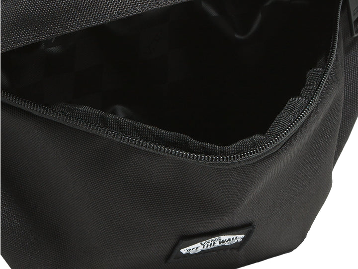 Riñonera Vans color negro con correa ajustable y cierre frontal.