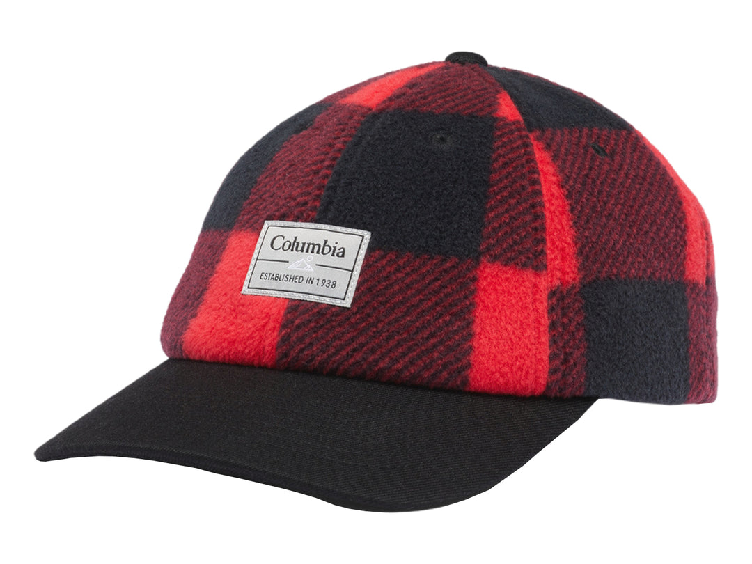 Gorra Columbia de tela fleece con estampado de cuadros rojos y negros y visera negra.