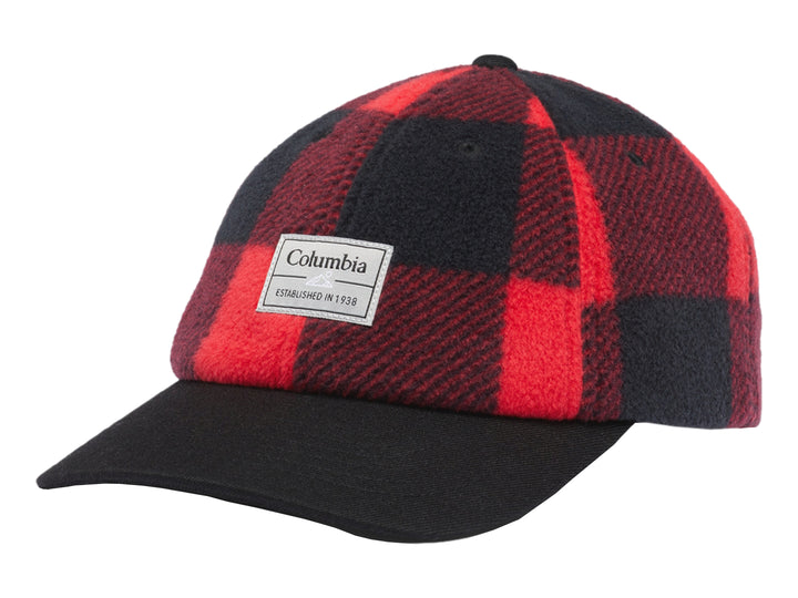 Gorra Columbia de tela fleece con estampado de cuadros rojos y negros y visera negra.