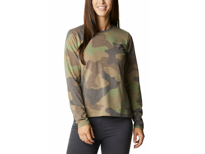 Mujer vistiendo camiseta de manga larga Columbia con estampado de camuflaje en tonos verdes y grises.