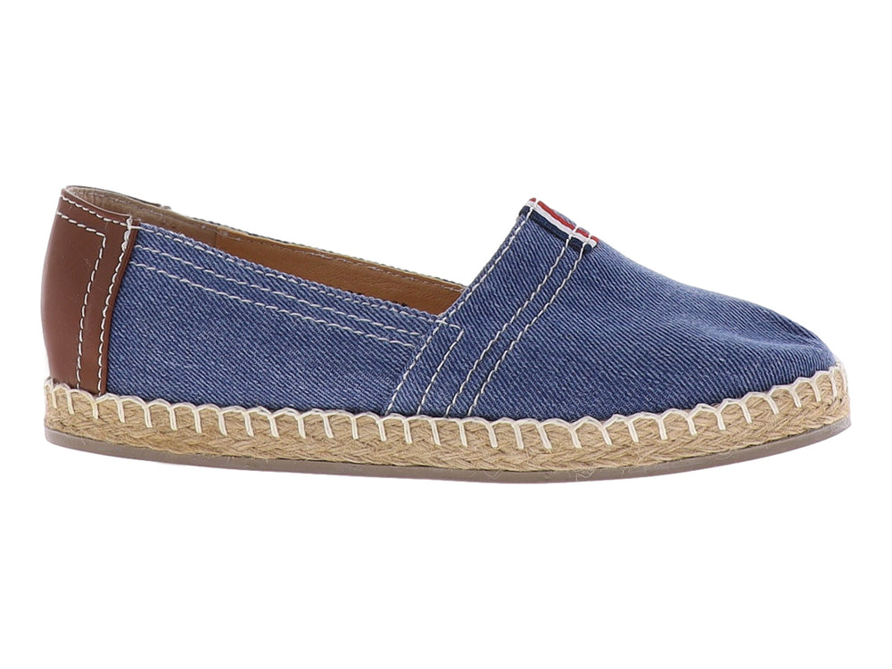 Zapato tipo alpargata en color azul denim con suela de cuerda de yute natural beige.
