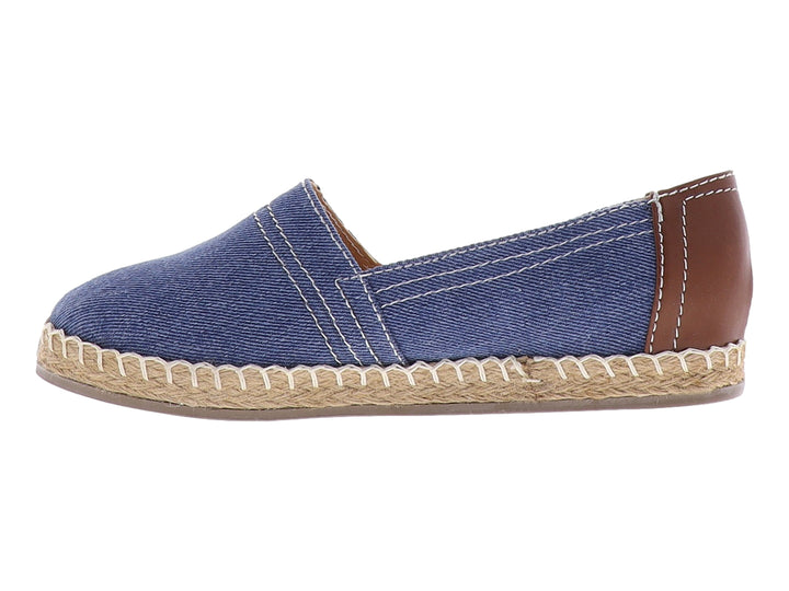 Zapato tipo alpargata en color azul denim con suela de cuerda de yute natural beige.