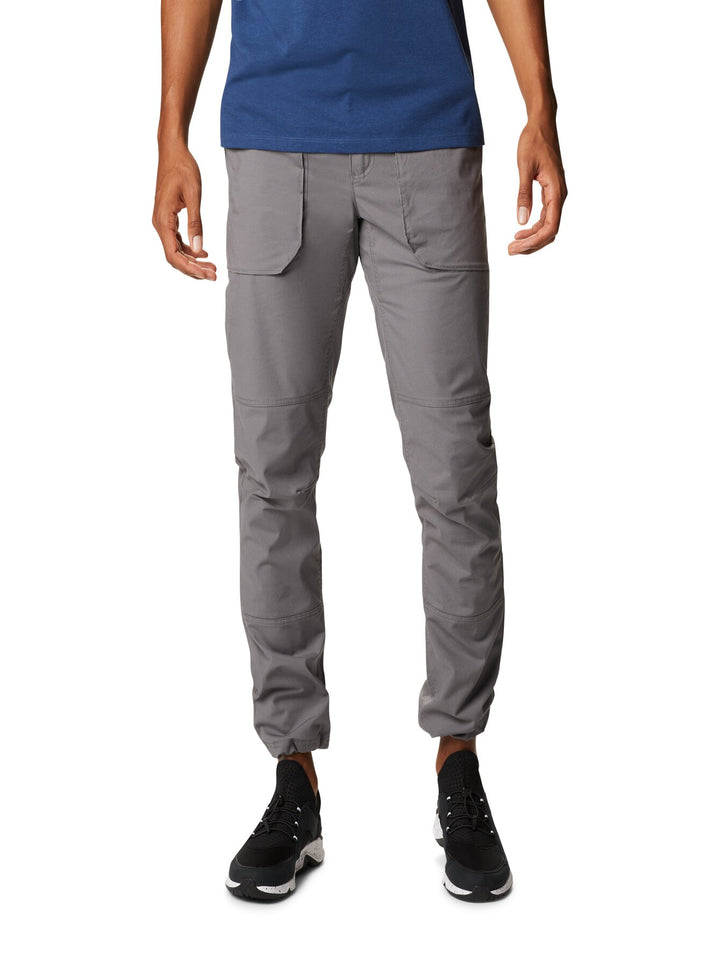 Hombre usando pantalones utilitarios color gris Columbia con bolsillos laterales.