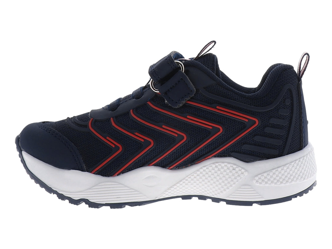 Tenis deportivos para niño en color marino con detalles rojos y suela blanca, cierre de velcro y agujetas.