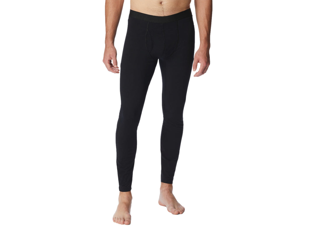 Hombre vistiendo pantalones térmicos ajustados de color negro marca Columbia.