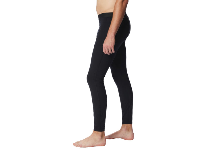Hombre vistiendo pantalones térmicos ajustados de color negro marca Columbia.