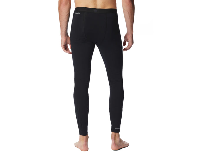 Hombre vistiendo pantalones térmicos ajustados de color negro marca Columbia.