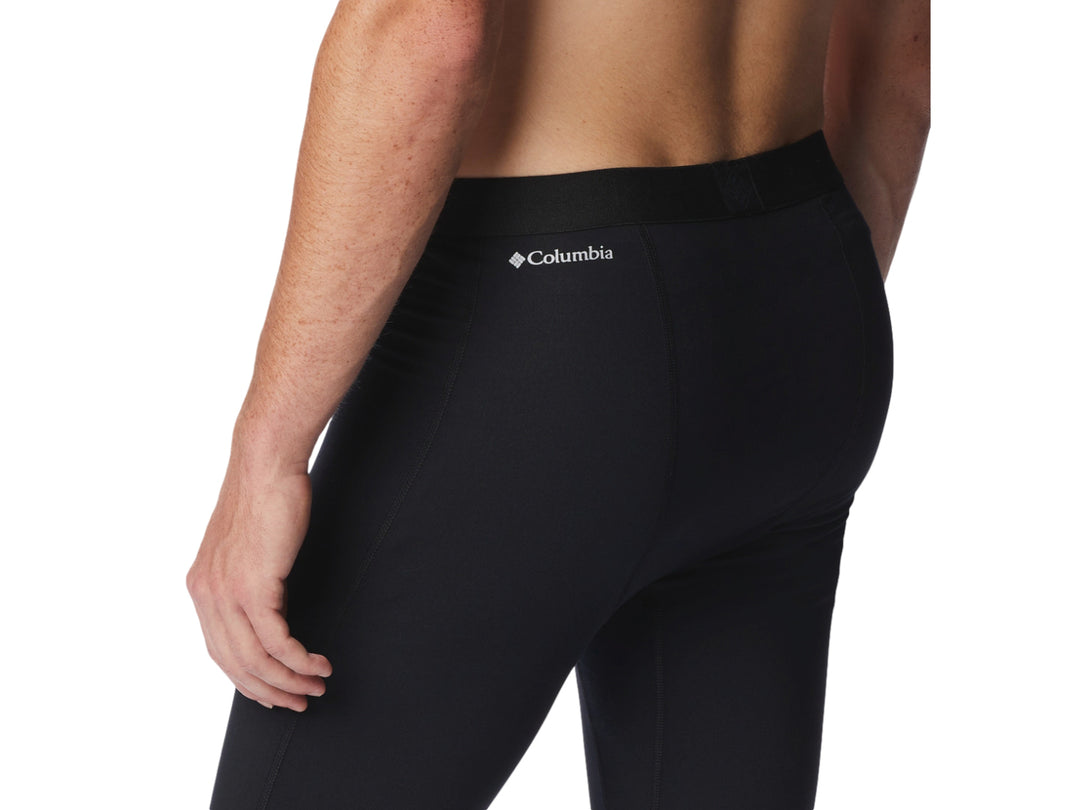 Hombre vistiendo pantalones térmicos ajustados de color negro marca Columbia.