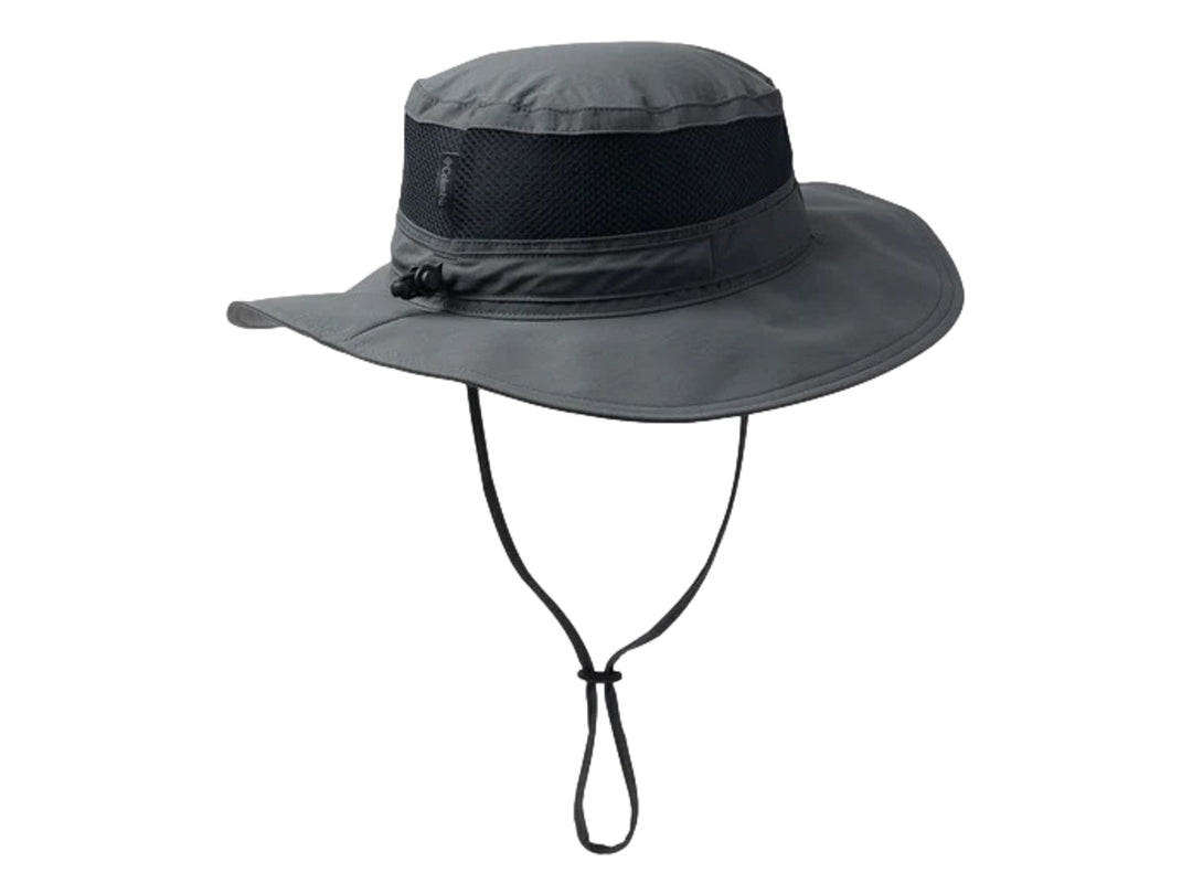 Sombrero boonie Columbia color gris con ala ancha, paneles de malla laterales y correa ajustable.