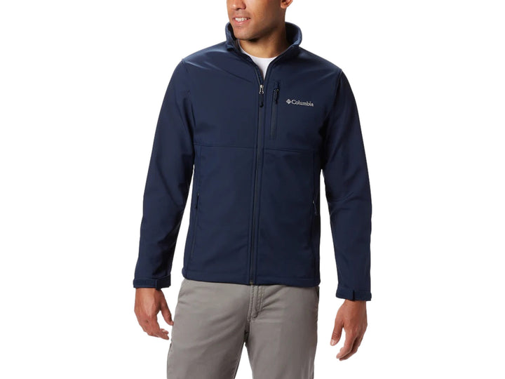 Chaqueta Columbia Ascender Softshell en color azul marino para hombre con cierre frontal y cuello alto.
