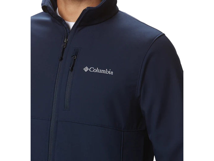 Chaqueta Columbia Ascender Softshell en color azul marino para hombre con cierre frontal y cuello alto.