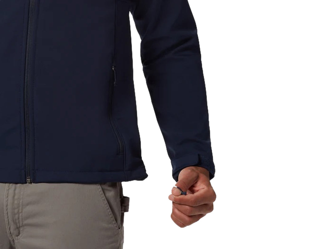 Chaqueta Columbia Ascender Softshell en color azul marino para hombre con cierre frontal y cuello alto.