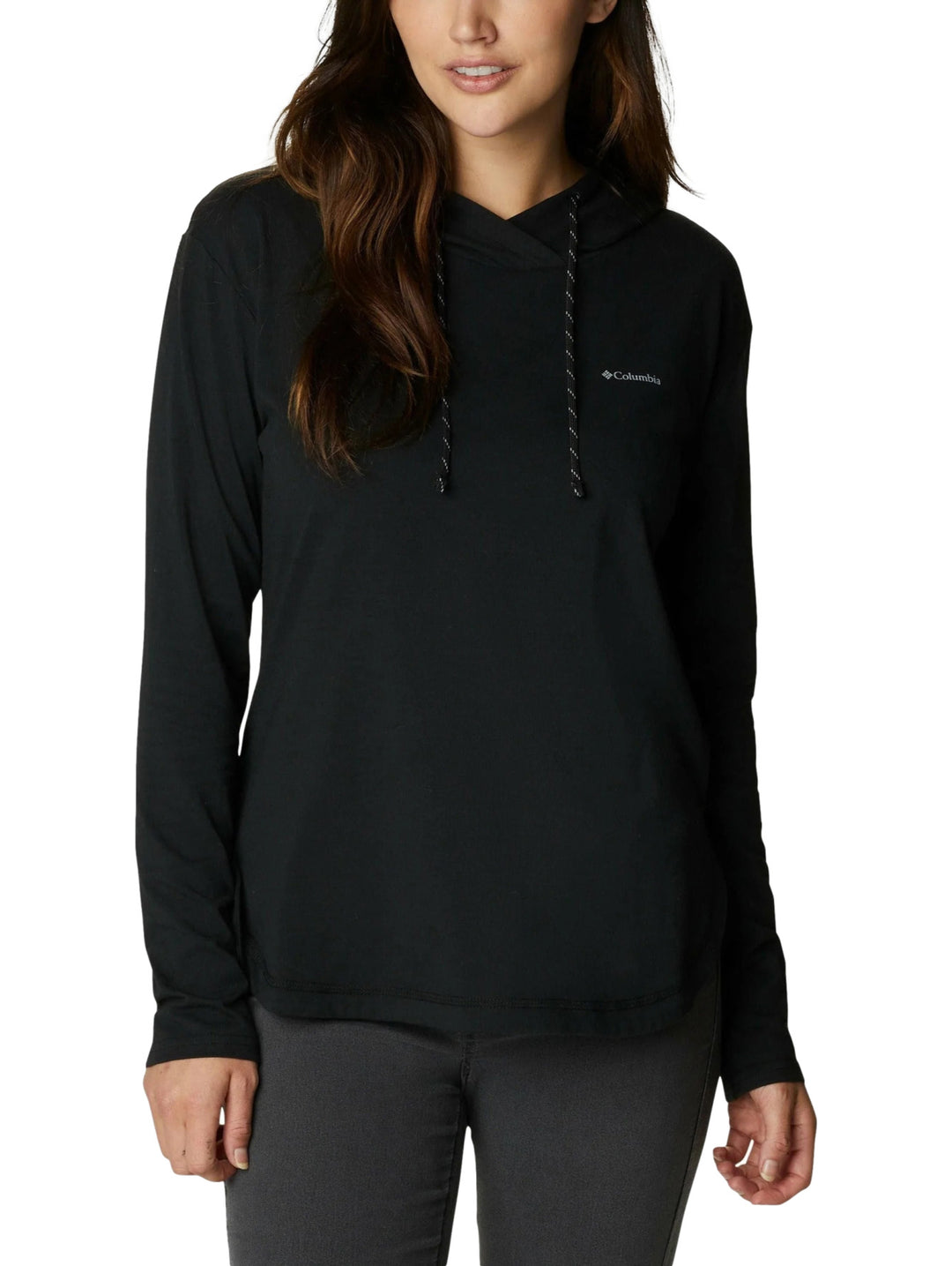 Mujer vistiendo una sudadera con capucha color negro de la marca Columbia, estilo deportivo y manga larga.