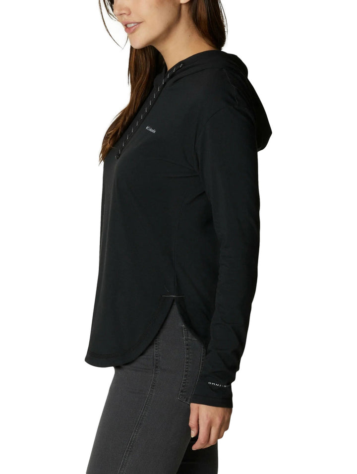 Mujer vistiendo una sudadera con capucha color negro de la marca Columbia, estilo deportivo y manga larga.