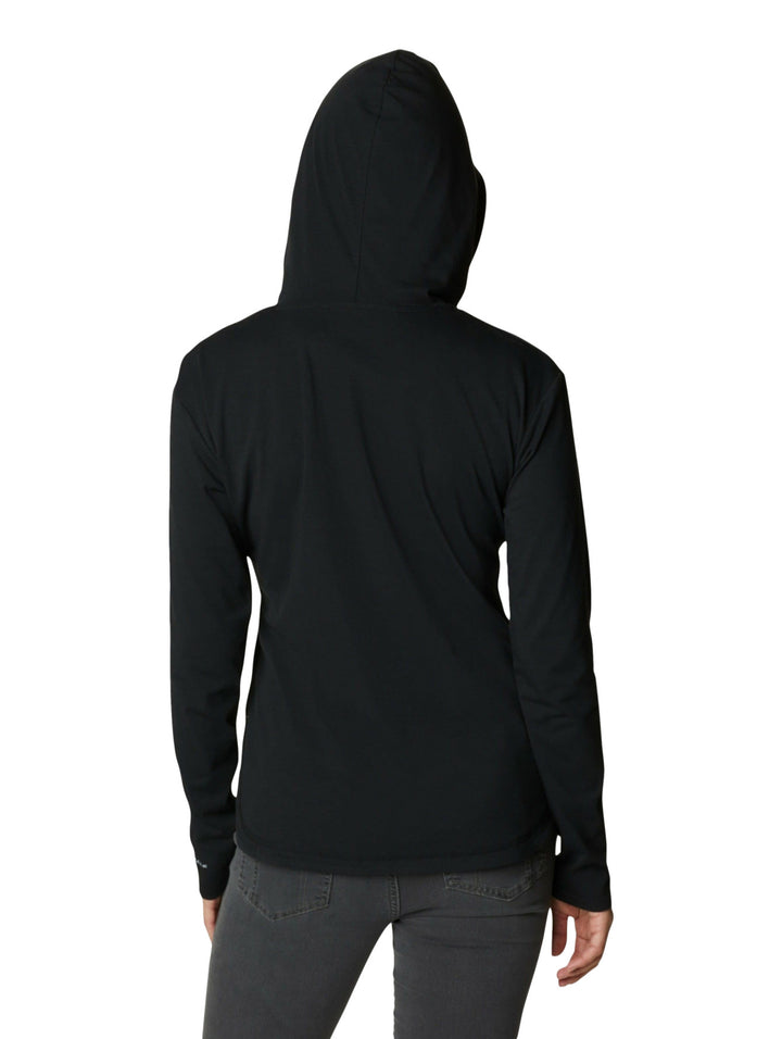 Mujer vistiendo una sudadera con capucha color negro de la marca Columbia, estilo deportivo y manga larga.
