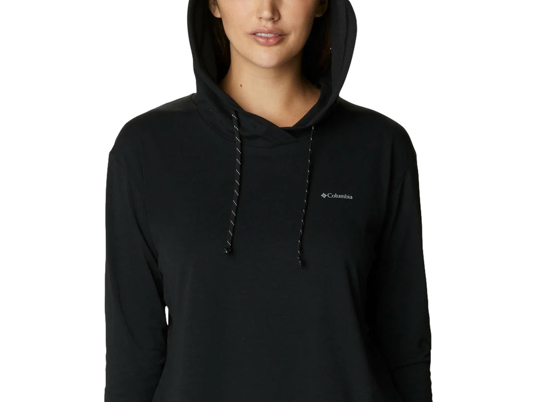 Mujer vistiendo una sudadera con capucha color negro de la marca Columbia, estilo deportivo y manga larga.