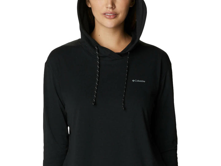Mujer vistiendo una sudadera con capucha color negro de la marca Columbia, estilo deportivo y manga larga.