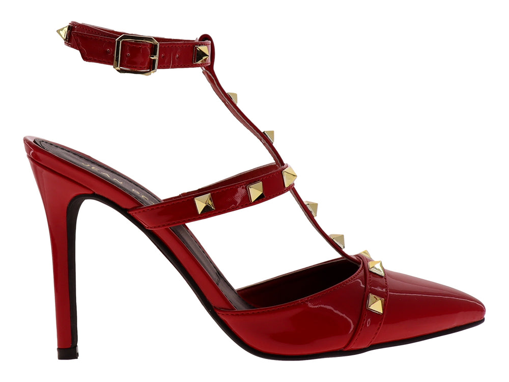 Zapato de tacón rojo de charol con punta fina, correa al tobillo y detalles de estoperoles dorados.