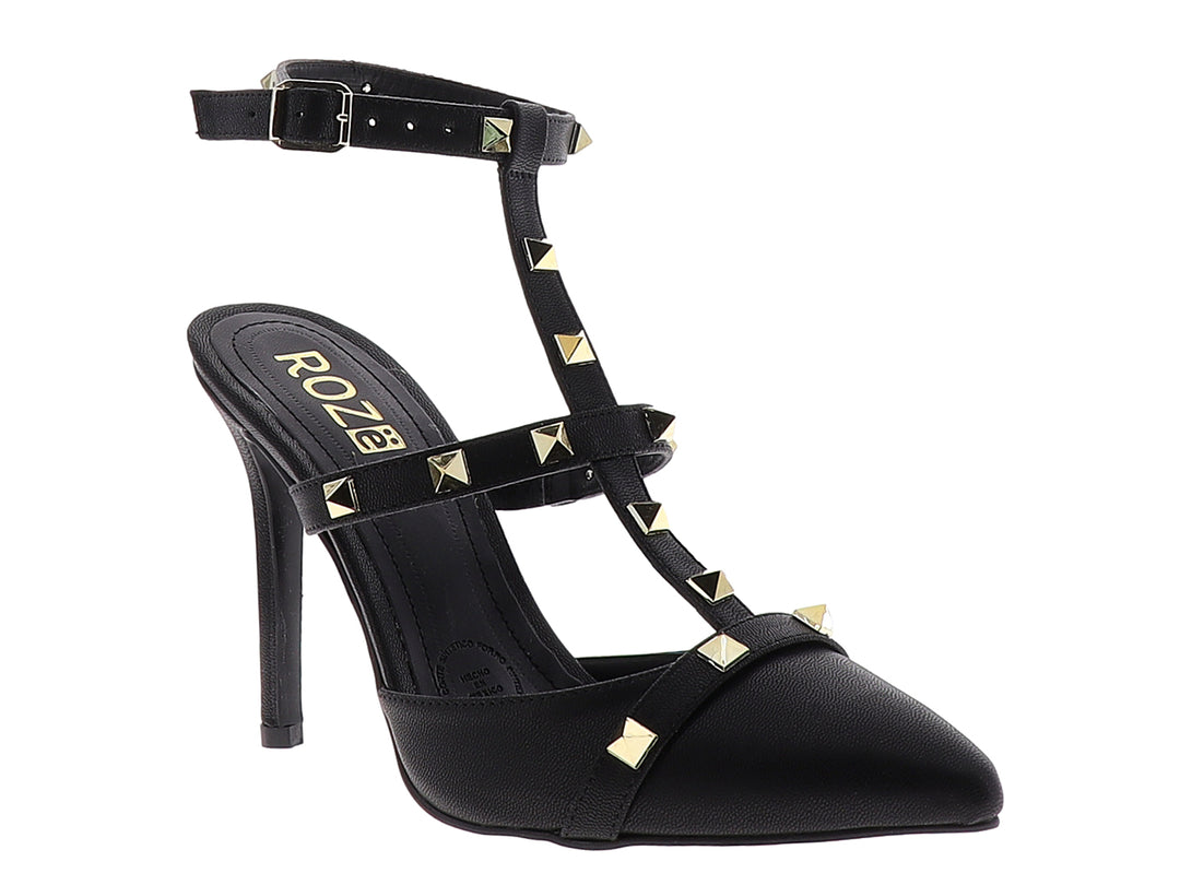 Zapato de tacón negro marca ROZE con punta cerrada, correas decoradas con tachuelas doradas y tacón delgado.