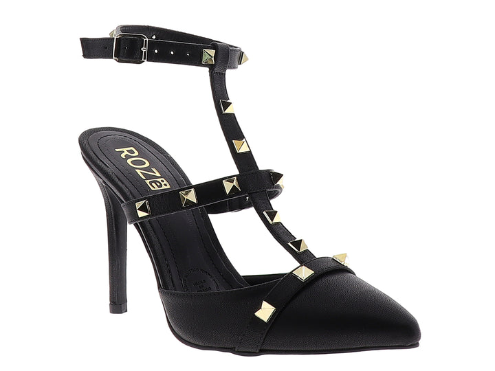 Zapato de tacón negro marca ROZE con punta cerrada, correas decoradas con tachuelas doradas y tacón delgado.